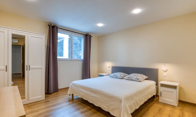 Arles Casa | Apartment 'Chambre 4' with Shared Pool, Wi-Fi and Air Conditioning