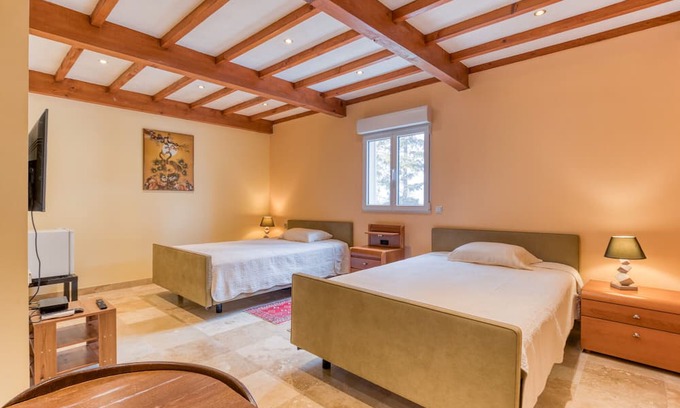 Arles Casa | Apartment 'Chambre 3' with Shared Pool, Wi-Fi and Air Conditioning
