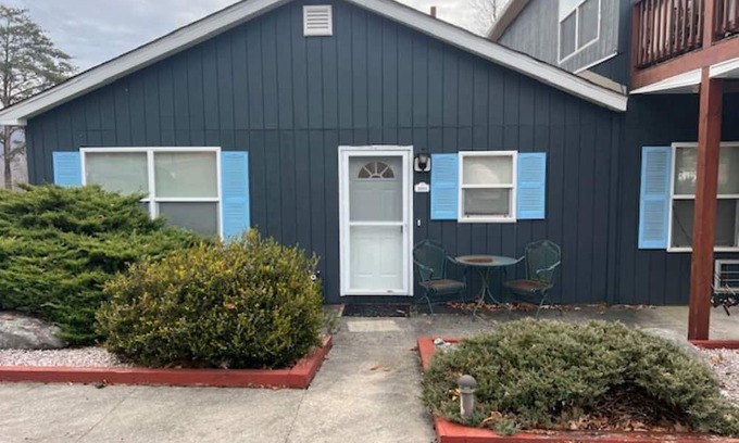 Paw Paw Condominio | Cozy 2-bedroom condo in Avalon Resort located in Paw Paw West Virginia