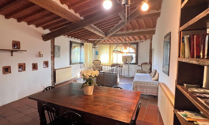 Pieve a Presciano Apartamento | Penthouse with large windows and frescoes in hamlet with pool use