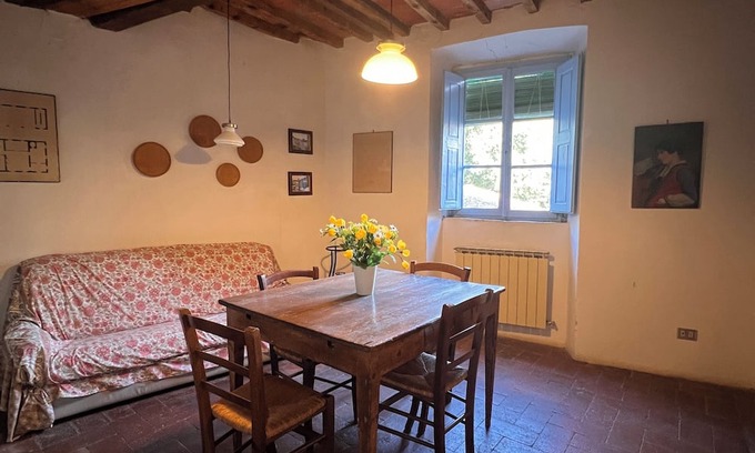 Pieve a Presciano Apartamento | Apartment in hamlet with three large rooms and pool use