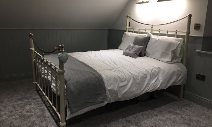Ballycastle Cabaña | Ballintoy old school house - full of Irish charm and character