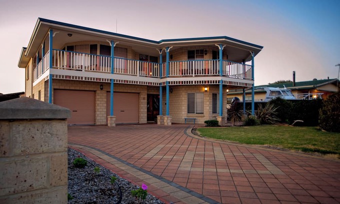 Hopetoun Casa | Nautilus - a spacious 2-storey home in the heart of 'Toun' with ocean views!