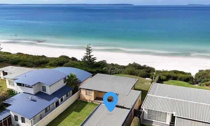 Callala Beach Cabina | Quay's Cabin - Absolute Beachfront with Views