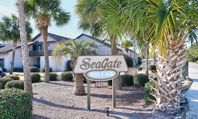 Arcadian Shores Casa | Seaside Escape in Myrtle Beach: Steps from beach!