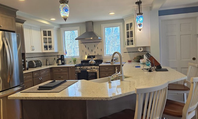 Lexington Casa | Boston adjacent,spacious 5-bedroom house with AC in charming historic Lexington