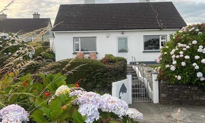 Clonakilty Cabaña | Welcoming 3-bedroom cottage with WiFi in Cork