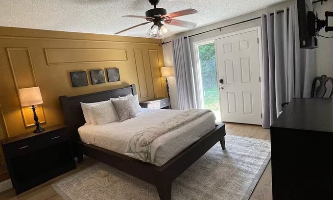 Palm Bay Apartamento | A Mini Suite Near It All: Chic and Convenient