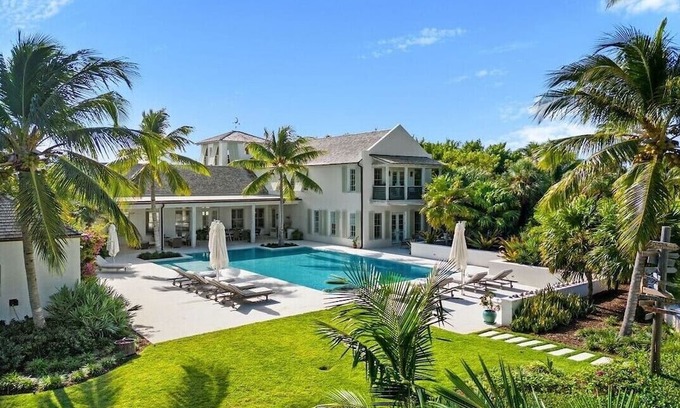 Nassau Casa | Luxurious Island Retreat in Ocean Club Estates