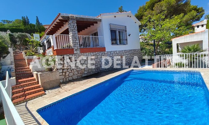 Peñíscola Chalet De Esquí | Villa vistas al mar cerca del centro , 3 dormitorios, piscina, barbacoa WIFI