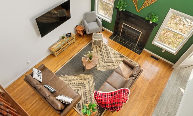 Tobyhanna Casa | Pet-Friendly Villa-FirePit-HotTub-Sleeps14