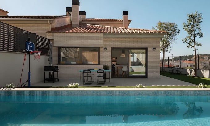 Canet de Mar Villa | Villa 'Gisela' with Sea View, Wi-Fi and Air Conditioning