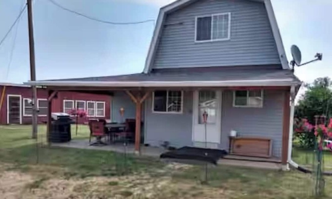 Necedah Cabina | Vacation on a Farm! Guesthouse in Necedah