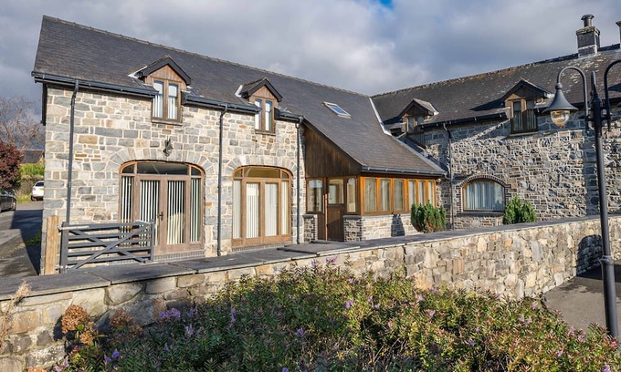 Glandyfi Cabaña | Perfect Family Retreat near Beach & Pubs in Talybont | Yr-Hen-Ty-Coets