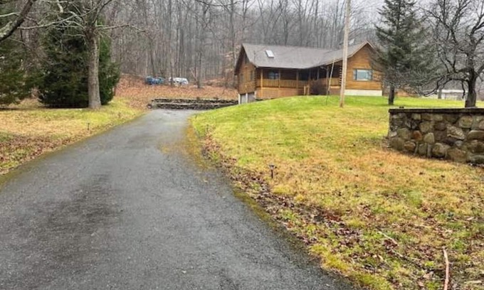 Bloomingburg Cabina | 3-bedroom cabin in peaceful Bloomingburg with WiFi, AC