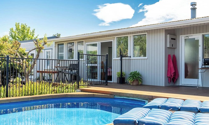 Richmond Apartamento | Cosy Studio with Pool, Fire & Quirky Past – Your base to explore Tasman & Nelson