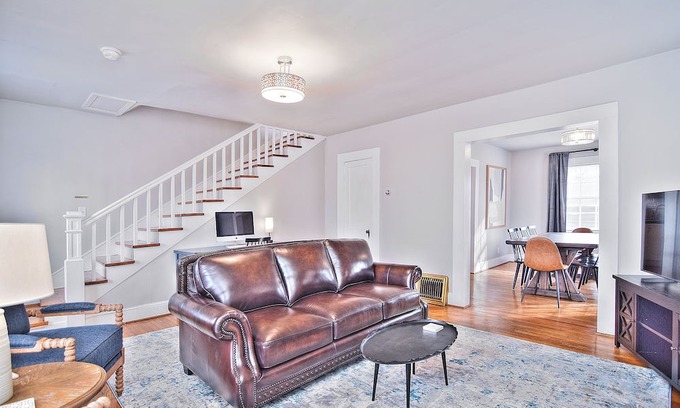 Shelby Apartamento | McSwain House #2- Historic, walk uptown, parking!