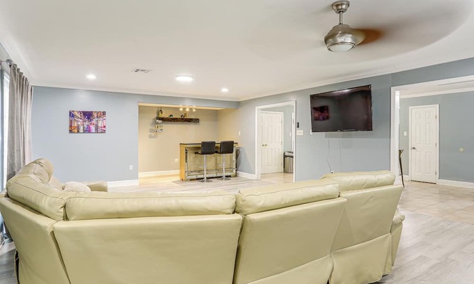 Read Boulevard East Casa | Fenced Backyard: Spacious New Orleans Home!