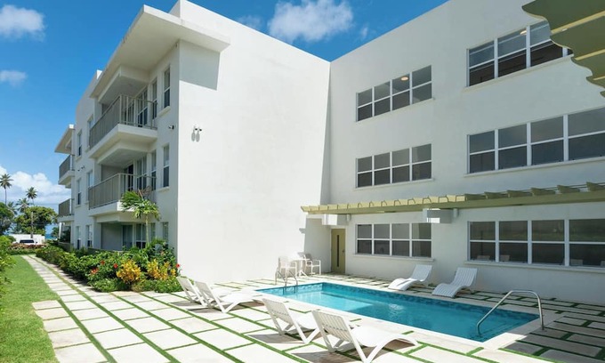 Gibbs Bay Apartamento | Coral Beach 105 – Stylish 2Bed Home Near Mullins Beach with Pool & Private Patio