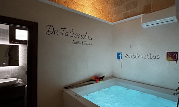 Pulsano Cama Y Desayuno | Suite Il Vico – Charming Spa Suite with Jacuzzi, Sauna and Quadruple Room