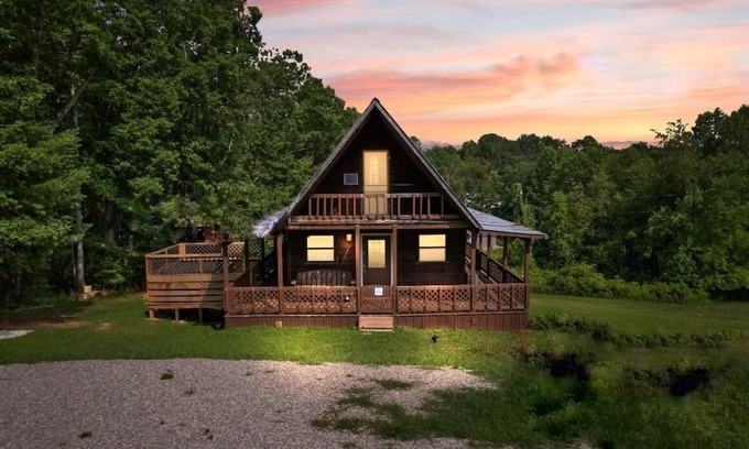 Wellington Cabina | Charming 2-bedroom cabin with WiFi, AC, hottub and sauna!