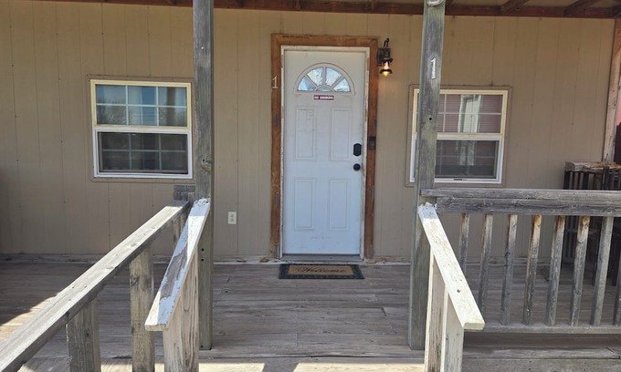 Stinnett Cabina | Cozy cabin with WiFi and AC in small town Stinnett