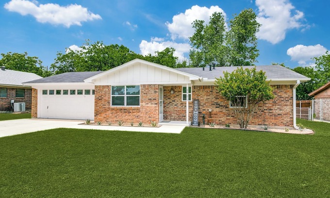Keller Casa | Charming 2-bedroom house in lovely Keller with WiFi, AC