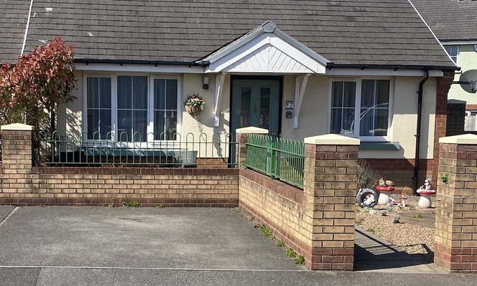 Port Talbot Casa | Step Free Bungalow By The Beach/Extra Wide Doorwayn2 minutes from the beach