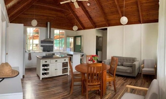 Worrowing Heights Cabaña | Cosy Cottage in Sanctuary Point. Pet Friendly