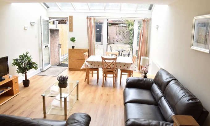 Twickenham Riverside Casa | Spacious 2-Bedroom House, Central Richmond