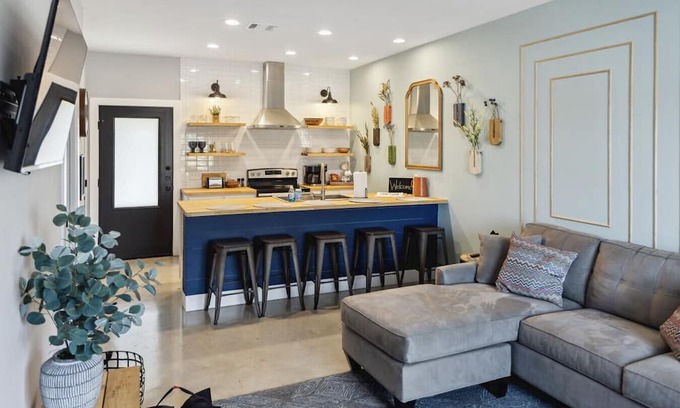 Downtown Casa | The Retreat - 1BR/1.5BA 1 Block Downtown Bryan