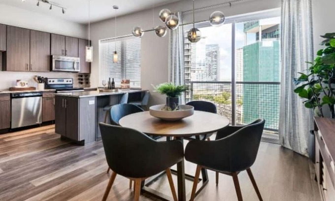 Uptown Condominio | Modern 1BR Condo at Miro – Rooftop Pool & Fire Pit!