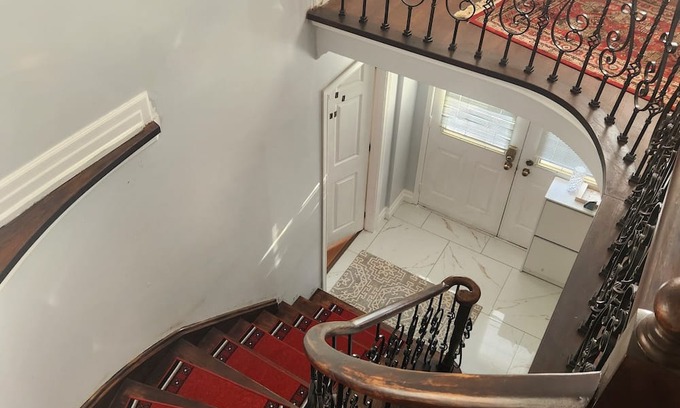 Brampton Casa | 25 minutes From YYZ Airport Luxurious 5 Bedrooms 3Bath Home with a POOL & WIFI