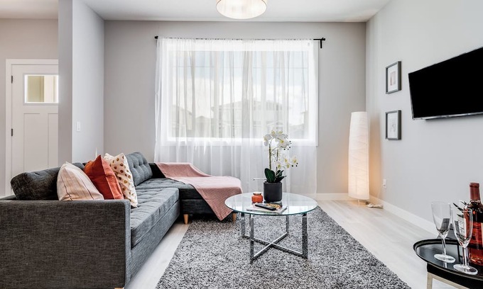 Chestermere Casa | New Home with Central AC, 15 Mins to YYC, 5 Mins to Lake & Stoney - Pets welcome