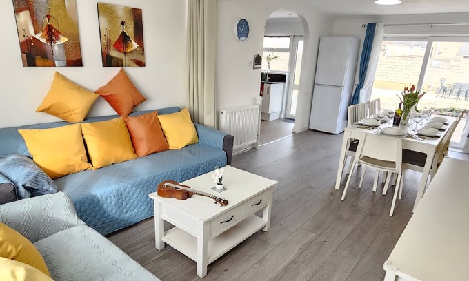 Port Talbot Casa | 6 Minutes Walk To The Beach /Easy Access Downstairs Bedroom/Wet Room.