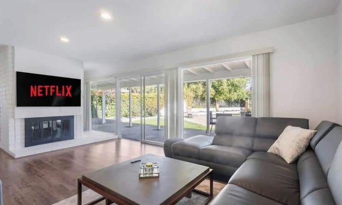 Sunland-Tujunga Casa | Wexford Hills Poolside Haven Backyard, BBQ