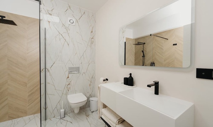 Livezeni Apartamento | Charming 2-bedroom apartment with AC, WiFi in enchanting Livezeni