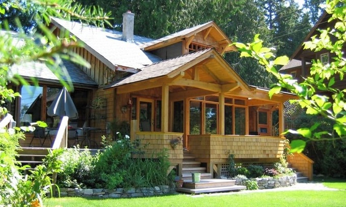 Roberts Creek Casa | Roberts Creek: Charming 3-bedroom/2 bath post 'n beam steps to Henderson Beach