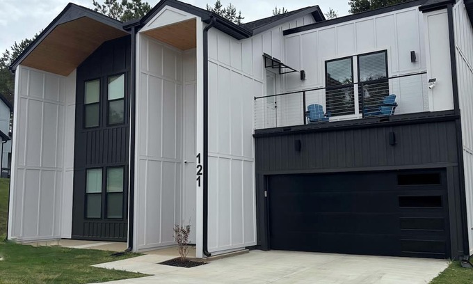 Welcome Casa | Modern, New Build Dog Friendly 3-bedroom home close to DT Greenville