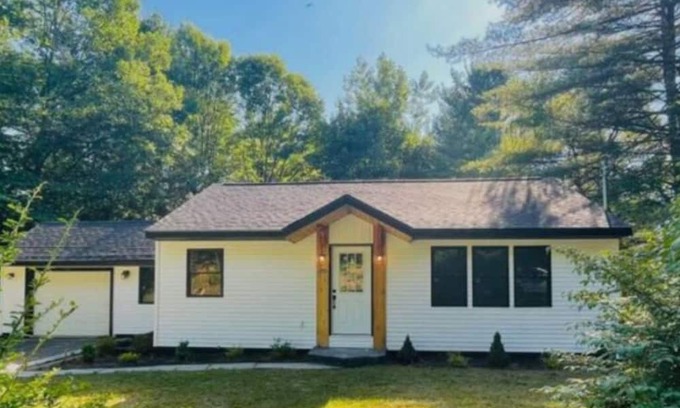 Gloversville Casa | Adirondack Getaway-2 Bed 1BR w/bonus room-Located at the foot of the Adirondacks