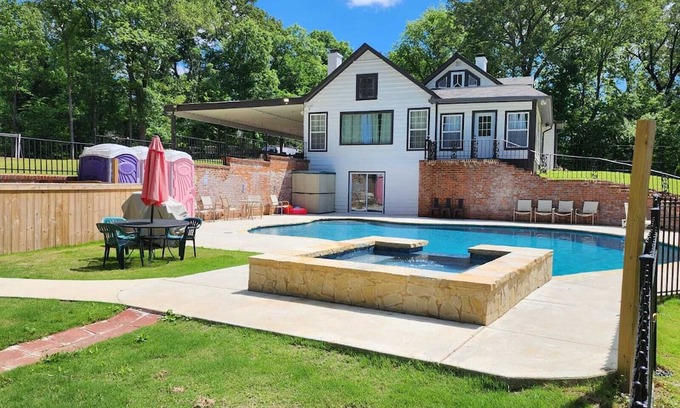 Raleigh Casa | Exclusive & Privacy 10-Bedroom Estate Compound with Pool and Hot Tub
