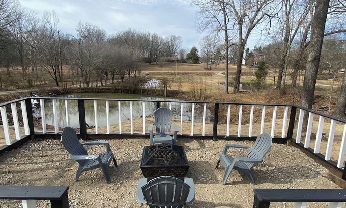 Horn Lake Casa | Fabulous 12-Bedroom Estate in Horn Lake with Pool and Jacuzzi.