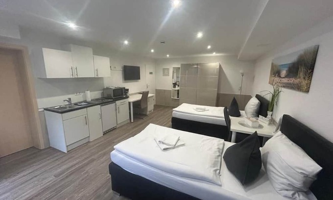 Estenfeld Casa | Classic double room with fitted kitchen in the basement