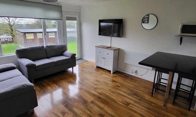 Kilkhampton Cabina | Bright and spacious 2 bedroom holiday lodge. Free wi-fi and pet friendly!