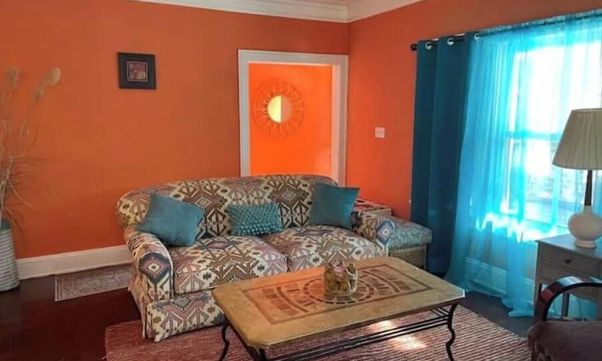 Cleveland Casa | House in the Hood 3-bedroom SE Cleveland with WiFi