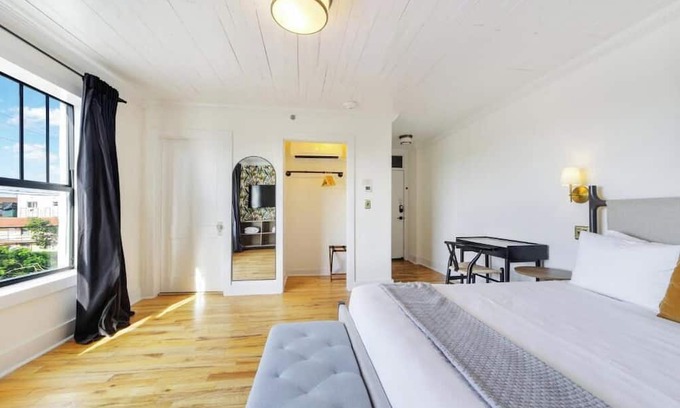 Coral Way Casa | Classic Hotel in Little Havana: King Suite, Free WiFi & Garden Relaxation