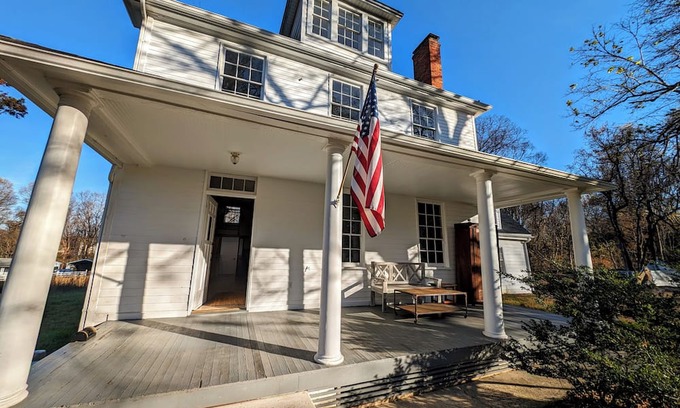 Croom Otro | Historic Farmhouse 30 minutes to DC / Annapolis. 4BR Large and Inviting, Zipline