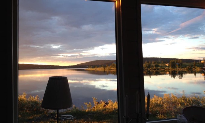 Skaulo Cabina | Lakeside cottage with magnificent views, in the middle of nature, and chance of northern lights.