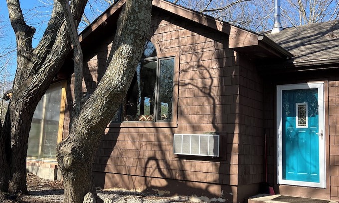Lawrence Otro | Sunflower/Mushroom Farmhouse just 6 minutes from Lawrence "Wakarusa Valley Farm"