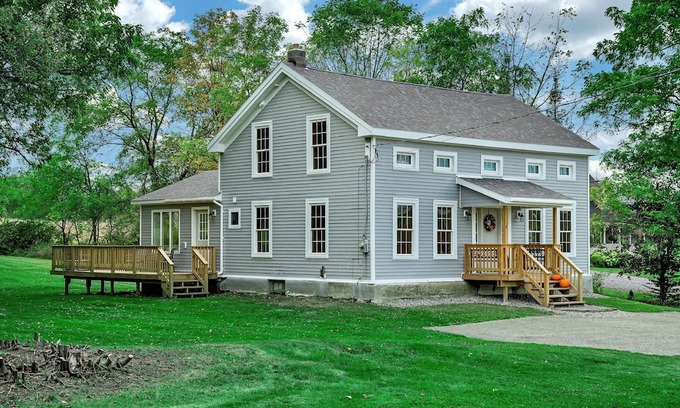 Granville Casa | Modern 3-bedroom farmhouse with WiFi and spectacular views in charming Granville